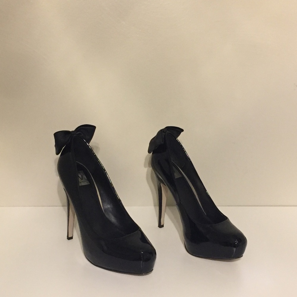 Black patent covered platform heels w/ bow, sz 8.5